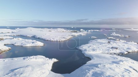 Foto de Antarctica Polar Ocean Seascape Aerial Flight View. North Antarctic Open Water Glacier Landscape Island Overview (en inglés). Cambio climático en Nature Coast Drone - Imagen libre de derechos