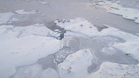 Luftflug über dem Polarmeer, Wernadski-Station. Antarktis-Drohne. Epische Übersicht über gefrorene Ozeane. Gletscher, Eisberge, Eisstücke im kalten Wasser. Siedlung in wilder, rauer Natur.