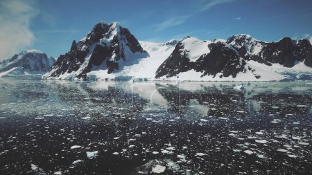 Foto de Antarctic Lemaire Channel Water Surface Drone View. Epic Wildlife Polar Peak Mountain Scenery Overview. Ocean Seascape Calentamiento Global Vuelo Aéreo Concepto Isla Ártica - Imagen libre de derechos