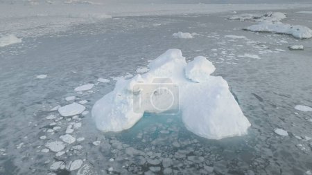 Téléchargez les photos : La fonte de la glace. Glacier Antarctique iceberg Vue Aérienne Zoom arrière. Antarctique Brash Ice Coast Ocean Seascape. Snow Polar Wildlife Nature. Concept de changement climatique Drone Flight - en image libre de droit