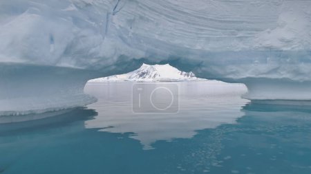 Téléchargez les photos : Antarctique Arche iceberg Océan Blue Water Glacier Seascape. Trou dans le flotteur massif d'iceberg en mer froide arctique en Islande. Pont à double grotte au paysage majestueux - en image libre de droit