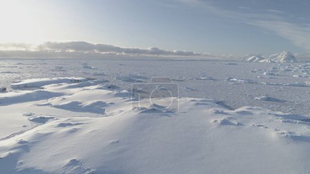 Téléchargez les photos : Antarctique iceberg Nature Paysage Vue Aérienne. Epic South Polar Ice land Environmenent Rock Coast Surface Overview. Majestueux paysage continental de la côte antarctique Drone - en image libre de droit