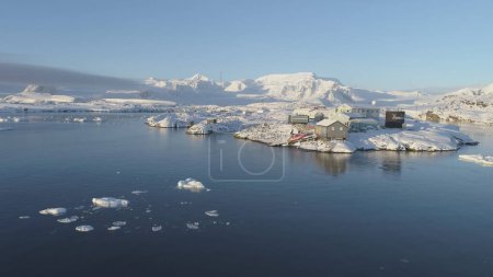 Polar Antarctic Wernadsky Station Luftaufnahme. Ocean Coast Open Water Surface. Drohnenflug auf den Südpol-Siedlungsstützpunkt