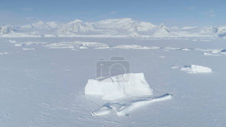 Téléchargez les photos : Iceberg gel antarctique océan eau aérienne. Antarctique Hiver Glacier gelé Surface Paysage majestueux Vue d'ensemble. Sud Pôle Péninsule Côte Drone Vol. - en image libre de droit