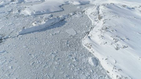 Antarctica Seascape Coast Aerial View . Glaciar del Océano Ártico en la estación de Vernadsky Majestic Snow Nature Global Warming Concept Top Drone Flight