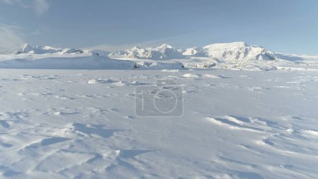 Foto de Snow Covered Antarctic Surface Aerial View Flight. Paisaje de hielo del Polo Sur. Winter Frozen Ground Continente Nevado Frost Rock Epic Drone Fly - Imagen libre de derechos