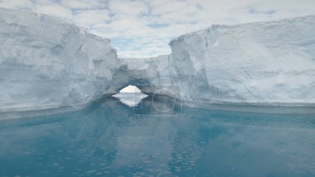 Antarctica Blue White Landscape. Icebergs With Arch Reflected In The Polar Ocean. Agua cristalina con trozos de hielo. Enorme glaciar del continente antártico. Silvestre.