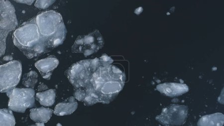Blick von oben auf den antarktischen Drohnenflug über dem treibenden Eismeer. Eisberge am Südpol im offenen Wasser der Antarktis. Globales Klimaschutzkonzept. Hubschrauber