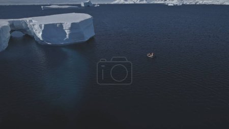 Tafeleisstück Arctic Ocean Luftdrohne Ansicht. Große Eisbildung schmilzt im klaren Wasser der Antarktis, Klimaschutzkonzept. Polar Nature Glacier Wave Seascape. Kamera kippt um