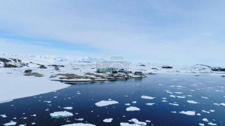 Vista aérea de la estación base Vernadsky en la Antártida Penínsulas. Costa oceánica antártica con hielo derretido en el Polo Sur. Majestuoso panorama de la naturaleza, encarnando el concepto de calentamiento global, en el dron superior