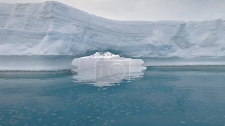 Vorbei am Arctic Iceberg Arch. Antarktis Wildnis Eis bedeckte majestätische Landschaft. Expedition zur massiven Schmelze des Blaueises mit hoher Geschwindigkeit