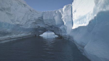 Drohnenflug in die Antarktis. Überblick über den riesigen Eisberg inmitten des kalten Polarmeeres. Winterlandschaft. Unberührte Natur in rauer Umgebung. Wildnis. 4k Filmmaterial.