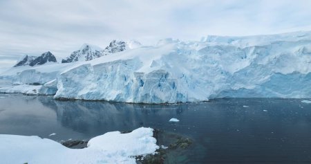Globale Erwärmung und Klimawandel - Riesige Gletschertürme in der Antarktis. Luftdrohnen betrachten die arktische Winterlandschaft der Natur. Schmelzende Eisschollen im kalten Polarmeer. Globales Problem schmelzender Eisberge