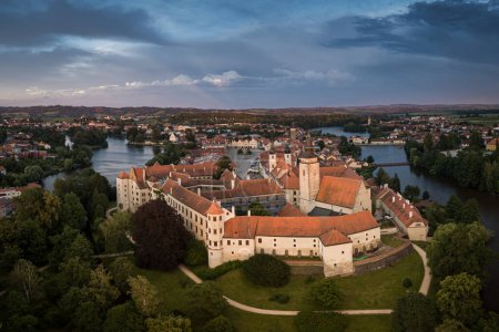 Foto de Vista aérea justo después del amanecer del estanque y el puente frente al castillo de Telc en la República Checa - Imagen libre de derechos