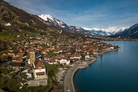 Foto de El agua cristalina azul del lago Brienz en los Alpes suizos - Suiza desde arriba - Imagen libre de derechos