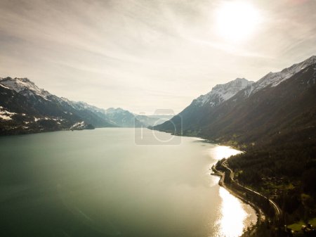 Foto de Las aguas cristalinas del lago Brienz en los Alpes suizos - Suiza desde arriba - Imagen libre de derechos