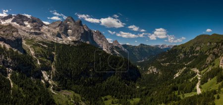 Foto de Amplio panorama al macizo de la Marmolada, Dolomiti, Italia - Imagen libre de derechos