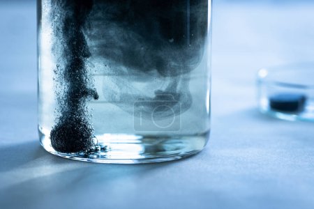 Téléchargez les photos : Nanoparticules de fer dans un laboratoire, utilisées pour nettoyer l'eau des polluants toxiques - en image libre de droit