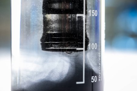 Téléchargez les photos : Nanoparticules de fer dans un laboratoire, utilisées pour nettoyer l'eau des polluants toxiques - en image libre de droit