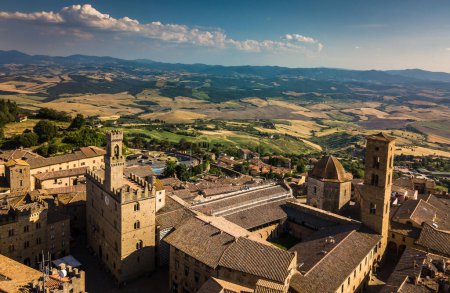 Téléchargez les photos : Vue aérienne spectaculaire de la vieille ville de Volterra en Toscane, Italie - en image libre de droit
