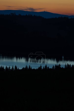 Foto de Dramática vista panorámica de la noche, paisajes increíbles con bosque de montaña oscura, lago y un hermoso cielo al atardecer. - Imagen libre de derechos