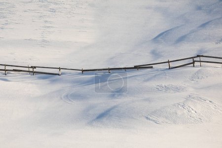 Foto de Día de invierno nevado paisaje escénico con toques de nieve - Imagen libre de derechos