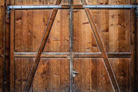 Foto de Antiguo granero puerta de madera aislar sobre fondo vacío. Puerta rústica texturizada - Imagen libre de derechos