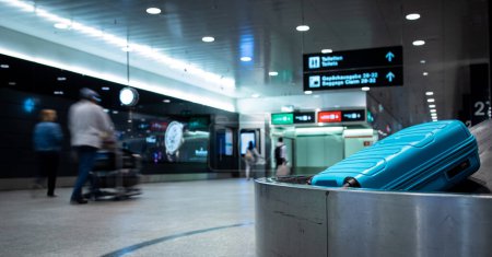 Foto de Llegada de equipaje en una cinta transportadora esperando ser reclamado en la zona de recogida de equipaje en un moderno aeropuerto internacional - Imagen libre de derechos