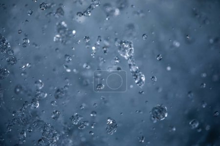 Téléchargez les photos : Concept de l'eau - l'eau de rivière coule avec la lumière reflétant sa surface - longue vue d'exposition - en image libre de droit