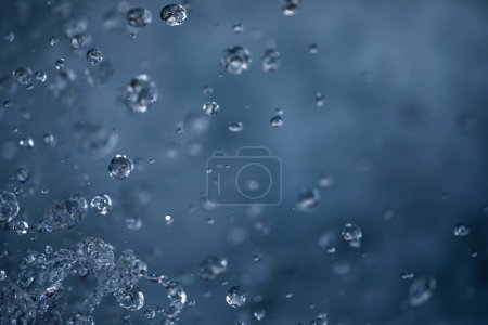 Téléchargez les photos : Concept de l'eau - l'eau de rivière coule avec la lumière reflétant sa surface - longue vue d'exposition - en image libre de droit