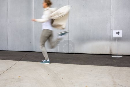 Foto de Mujer corriendo a un baño, inodoro, higiene, baño. Concepto de urgencia WC. - Imagen libre de derechos