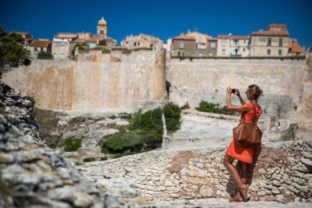 Téléchargez les photos : Vue sur la vieille ville de Bonifacio, la falaise calcaire, côte sud de l'île de Corse, France - en image libre de droit