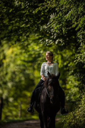 Téléchargez les photos : Femme à cheval. Sport équestre, concept d'équitation de loisir - en image libre de droit