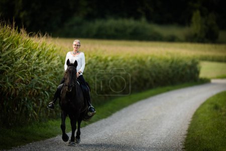 Téléchargez les photos : Femme à cheval. Sport équestre, concept d'équitation de loisir - en image libre de droit