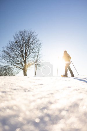 Foto de Raquetas de nieve en invierno en nieve profunda. Caminando en la nieve. Senderismo en las montañas en invierno. - Imagen libre de derechos