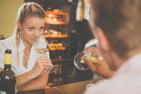 Foto de Lindo cliente de restaurante femenino con camarero de vino eligiendo el vino adecuado para que ella vaya bien con la comida - Imagen libre de derechos