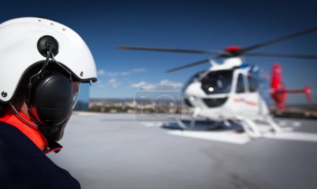 Foto de Helicóptero médico moderno en un helipuerto de la azotea del hospital - Imagen libre de derechos