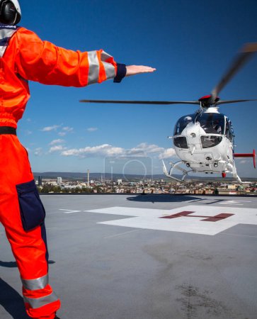 Téléchargez les photos : Hélicoptère médical moderne sur un héliport de toit d'hôpital - en image libre de droit