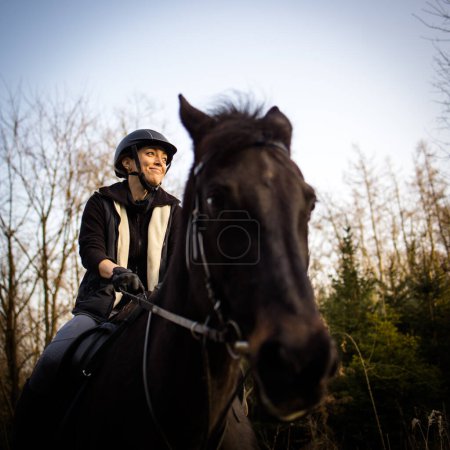 Foto de Jinete hembra montando al aire libre en su hermoso caballo - Imagen libre de derechos