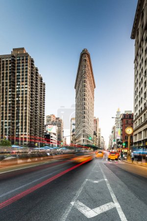 Téléchargez les photos : Rue de New York avec circulation floue - en image libre de droit