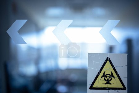 Téléchargez les photos : Laboratoire de biochimie avec panneau de danger biologique sur la porte - en image libre de droit