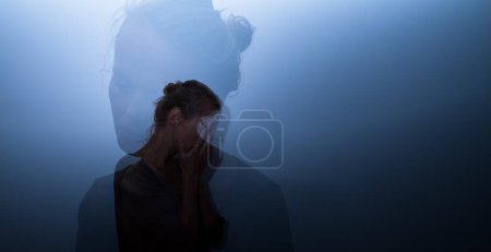 Téléchargez les photos : Jeune femme déprimée et anxieuse souffrant de troubles mentaux, de maladie - avec quelques grains ajoutés - en image libre de droit