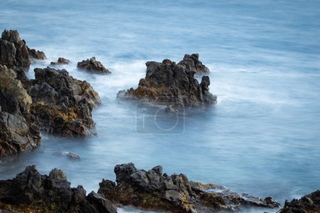 Téléchargez les photos : Vagues écrasantes sur les rochers vue sur la nature et belle mer tropicale avec vue sur la côte de la mer en saison estivale - en image libre de droit