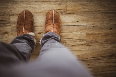 Foto de Casa cálida tonificada con zapatillas cómodas - Concepto hygge, vida lenta - Imagen libre de derechos