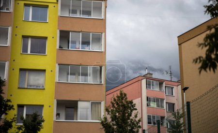 Téléchargez les photos : Résidences de quartier à faible revenu comprennent des bâtiments en République tchèque (datant de l'époque soviétique) - en image libre de droit