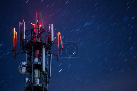 Foto de Torres de telecomunicaciones con antenas de red celular 5G sobre fondo natural, concepto de big data digital - Imagen libre de derechos