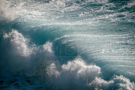 Téléchargez les photos : Vagues écrasantes sur les rochers paysage vue sur la nature et belle mer tropicale avec vue sur la côte de la mer en saison estivale avec une nageuse - en image libre de droit