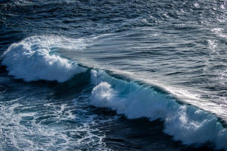 Foto de Olas rompiendo en rocas paisaje vista a la naturaleza y hermoso mar tropical con vista a la costa del mar en temporada de verano con un nadador femenino - Imagen libre de derechos