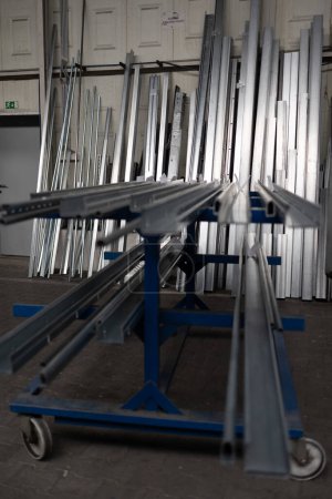 Foto de Stock de materiales metálicos de hierro crudo en una sala de fábrica (DOF poco profundo; imagen tonificada en color) - Imagen libre de derechos