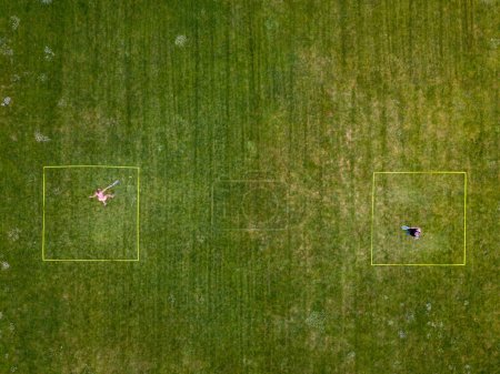 Foto de Speedminton está siendo jugado por dos jugadores en un campo de hierba al aire libre - raqueta deporte que es una combinación de tenis, bádminton y squash - Imagen libre de derechos